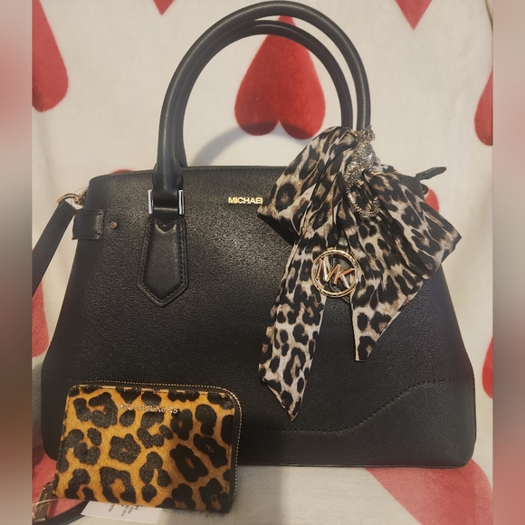 MICHAEL KORS Lynn Satchel and Wallet - Picture 1 of 16